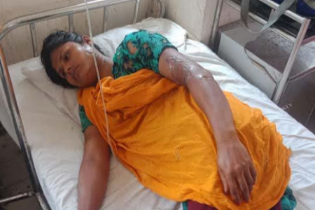 কয়রায় গৃহবধূর শরী‌রে এ‌সিড নি‌ক্ষেপ 